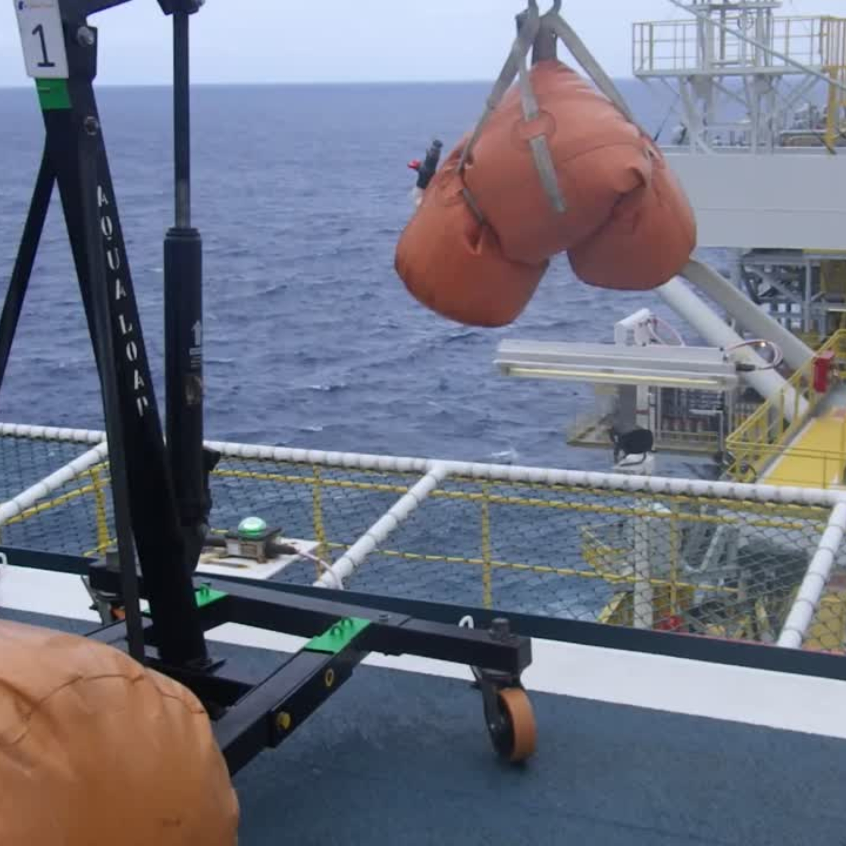 Teste de carga em tela de proteção de helideck offshore conforme NORMAM 223 DPC